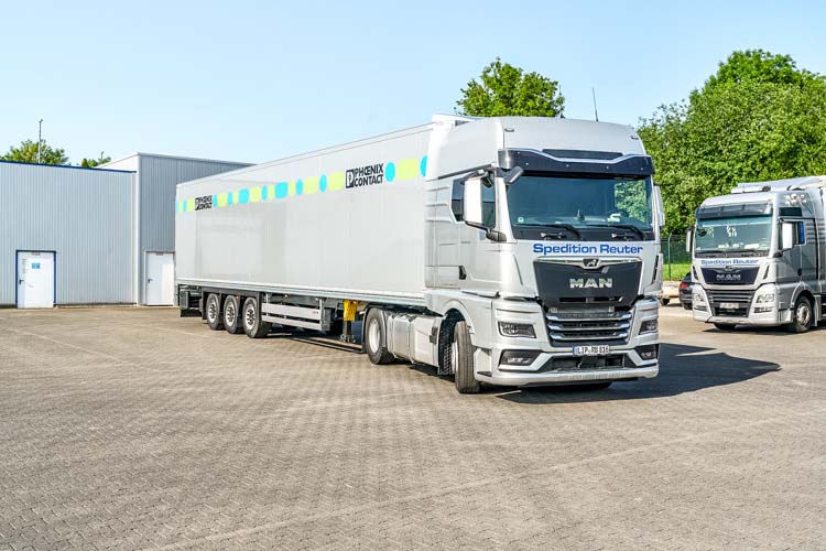 Blick auf einen LKW der Spedition Reuter vor dem Firmengebäude in Blomberg.